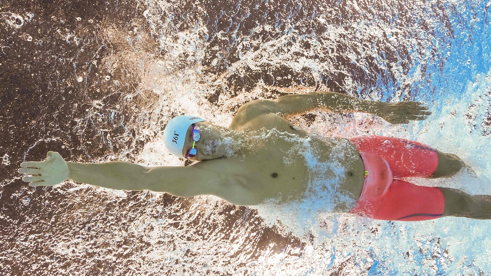 _极光滑雪大赛：在彩色光辉中驰骋_，滑雪看极光